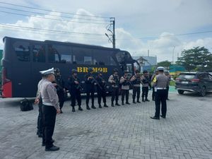 15 Polisi Kawal Pengiriman Logistik Pemilu di Pekanbaru