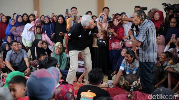 Ganjar Bertemu Penderas Kelapa di Banjarnegara Ingatkan Keselamatan Kerja