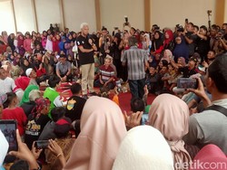 Bertemu Penderes Kelapa Banjarnegara, Ganjar Ingatkan soal Keselamatan Kerja