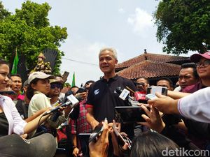 Ganjar Janji Kaji soal Batas Usia Pelamar Kerja: Bekerja Hak Semua Warga Ganjar Janji Kaji soal Batas Usia Pelamar Kerja: Bekerja Hak Semua Warga