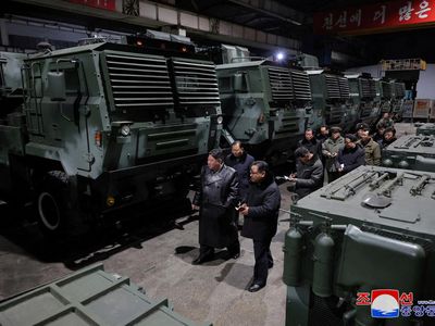 Gaya Kim Jong Un Saat Kunjungi Pabrik Senjata Korut