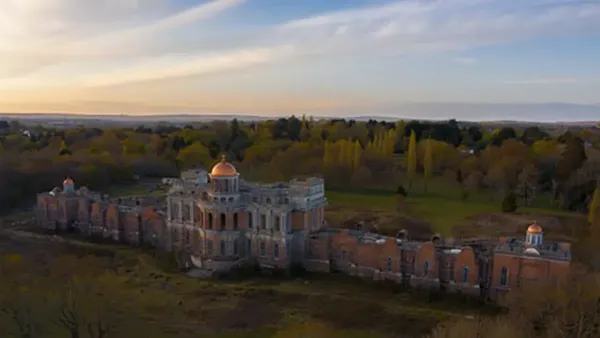 7 Potret Istana Megah yang Kalahkan Buckingham: Terbengkalai-Berhantu