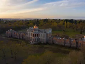 7 Potret Istana Megah yang Kalahkan Buckingham: Terbengkalai-Berhantu 7 Potret Istana Megah yang Kalahkan Buckingham: Terbengkalai-Berhantu