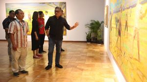 Hasto Kristiyanto Dibuat Kagum Pameran Lukisan Ratu Adil Karya Budi Ubrux