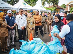 Heru Budi Bagikan Bansos Pakai Kantong Biru Muda, Anies: Biar Rakyat Menilai Heru Budi Bagikan Bansos Pakai Kantong Biru Muda, Anies: Biar Rakyat Menilai