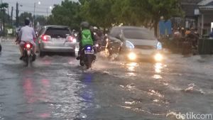 Diguyur Hujan Deras Jalanan di Sidoarjo Terendam Banjir