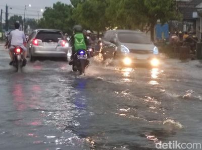 Diguyur Hujan Deras Jalanan di Sidoarjo Terendam Banjir