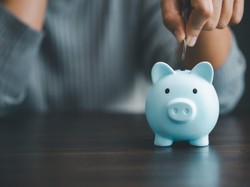 Duh! In This Economy, Warga RI Mulai Kurangi Menabung