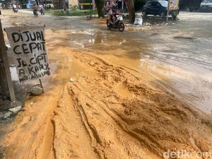 Pemprov-Pemkot Lepas Tangan, Jalan Rusak di Pekanbaru Dijual Warga Pemprov-Pemkot Lepas Tangan, Jalan Rusak di Pekanbaru Dijual Warga
