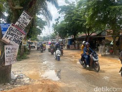 Pemprov Soal Warga-Anak SMK Cor Jalan Rusak di Pekanbaru: Segera Diperbaiki