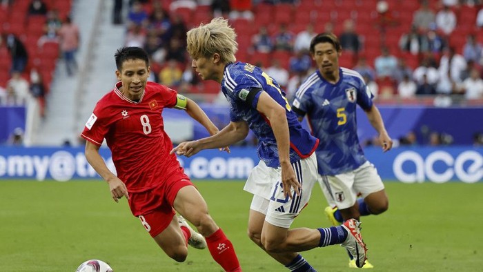 Vietnams midfielder #08 Do Hung Dung fights for the ball with Japans midfielder #13 Keito Nakamura during the Qatar 2023 AFC Asian Cup Group D football match between Japan and Vietnam at the Al-Thumama Stadium in Doha on January 14, 2024. (Photo by KARIM JAAFAR / AFP)