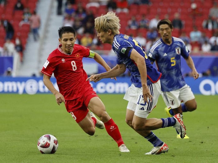 Vietnams midfielder #08 Do Hung Dung fights for the ball with Japans midfielder #13 Keito Nakamura during the Qatar 2023 AFC Asian Cup Group D football match between Japan and Vietnam at the Al-Thumama Stadium in Doha on January 14, 2024. (Photo by KARIM JAAFAR / AFP)