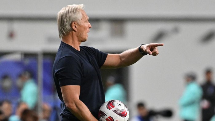 Hong Kongs Norwegian coach Jorn Andersen gestures to his team players during the Qatar 2023 AFC Asian Cup Group C football match between United Arab Emirates and Hong Kong at the Khalifa International Stadium in Doha on January 14, 2024. (Photo by HECTOR RETAMAL / AFP)