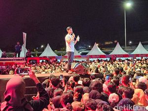 Hadiri Konser di Magelang, Kaesang Pamer Boneka Belimbing Sayur