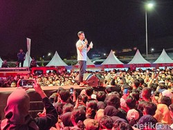 Hadiri Konser di Magelang, Kaesang Pamer Boneka Belimbing Sayur