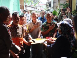 Kapolda Metro Bedah Rumah Warga di Tebet Jaksel yang Rusak Akibat Banjir