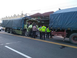 Diduga Mengantuk, Truk Vs Truk Tabrakan di Jalan Wates-Purworejo