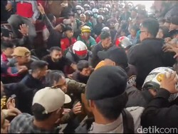 Perangkat Desa di Mamasa Geruduk Kantor Bupati gegara Gaji Menunggak 7 Bulan