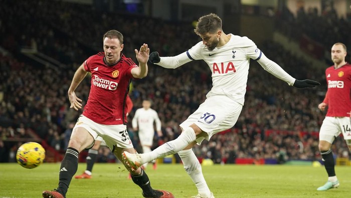Tottenhams Rodrigo Bentancur scores his sides second goal during the English Premier League soccer match between Manchester United and Tottenham Hotspur at the Old Trafford stadium in Manchester, England, Sunday, Jan.14, 2024. (AP Photo/Dave Thompson)