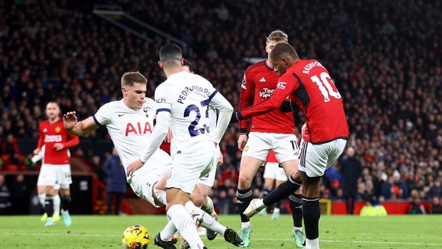 Soccer Football - Premier League - Manchester United v Tottenham Hotspur - Old Trafford, Manchester, Britain - January 14, 2024 Manchester United's Marcus Rashford scores their second goal REUTERS/Carl Recine NO USE WITH UNAUTHORIZED AUDIO, VIDEO, DATA, FIXTURE LISTS, CLUB/LEAGUE LOGOS OR 'LIVE' SERVICES. ONLINE IN-MATCH USE LIMITED TO 45 IMAGES, NO VIDEO EMULATION. NO USE IN BETTING, GAMES OR SINGLE CLUB/LEAGUE/PLAYER PUBLICATIONS.