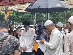 Raut Wajah Maxime Bouttier Antar Jenazah Ibunda ke Tempat Peristirahatan Abadi