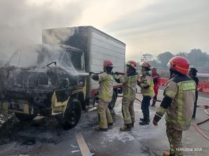 Mobil Boks Jalan Sendiri di GT Sadang: Tabrak Pembatas Lalu Terbakar
