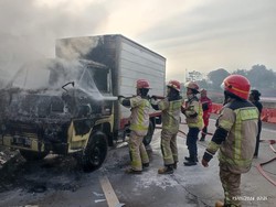 Mobil Boks Jalan Sendiri di GT Sadang: Tabrak Pembatas Lalu Terbakar