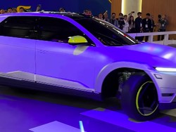 Seperti Kepiting, Hyundai dan Mercy Bisa Jalan ke Samping dan Berputar 360 Derajat