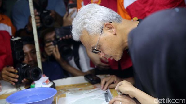 Momen Ganjar Buat Bulu Mata Palsu di Pabrik Purbalingga