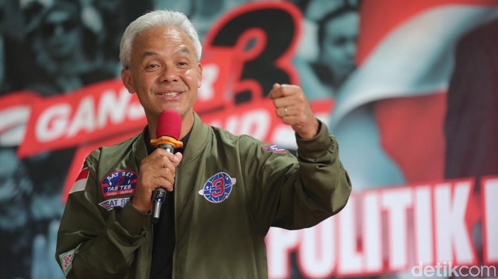 Calon Presiden (Capres) nomor urut 3, Ganjar Pranowo berbicara saat safari politik di Hotel Owabong, Purbalingga, Jawa Tengah, Senin (15/1/2024).