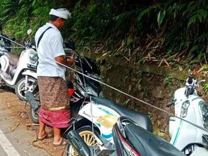 Viral Motor Parkir Sembarangan di Pura Besakih Diikat Pakai Tali