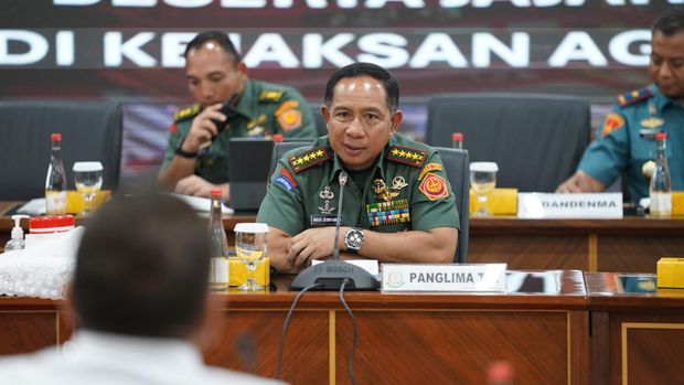 Panglima TNI Jenderal Agus Subiyanto bertemu dengan Jaksa Agung ST Burhanuddin di Gedung Kejagung RI.