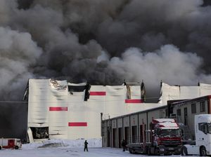 Penampakan Gudang Toko Online Terbesar di Rusia Dilanda Kebakaran Penampakan Gudang Toko Online Terbesar di Rusia Dilanda Kebakaran