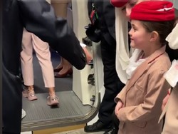 Gemoi, Anak Kecil Berdandan dan Bertugas Jadi Pramugari Emirates