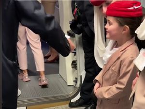 Gemoi, Anak Kecil Berdandan dan Bertugas Jadi Pramugari Emirates Gemoi, Anak Kecil Berdandan dan Bertugas Jadi Pramugari Emirates