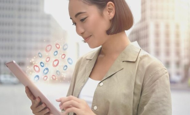 Perempuan sedang memegang handphone