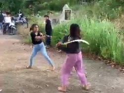 Polisi Tangkap 2 Gadis Duel Celurit di TPU Palembang, Penonton Ikut Diciduk