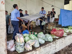 18 Pedagang Pasar Keputran yang Jualan di Bahu Jalan Ditertibkan