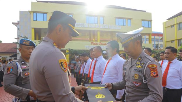 Polresta Bogor Kota memberikan penghargaan kepada Ipda Subandi yang melumpuhkan pria bergolok di Kota Bogor