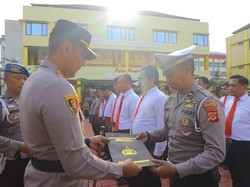 Kapolresta Bogor Kota Beri Penghargaan Polisi yang Duel Lawan Pria Bergolok