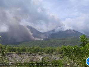 Penampakan Gunung Lewotobi Laki-laki Muntahkan Lava Sejauh 3,5 Km