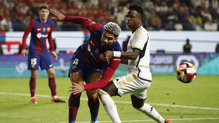 Potret Real Madrid Juara Piala Super Spanyol Usai Kalahkan Barcelona Real Madrid tampil sebagai juara Piala Super Spanyol 2023. Los Blancos menang telak 4-1 atas Barcelona dengan tiga gol dari Vinicius Junior. Final Piala Super Spanyol antara Real Madrid vs Barcelona digelar di King Saud University, Senin (15/1/2024) dini hari WIB. Tempo tinggi langsung terlihat selepas sepak mula.