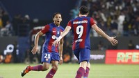 Robert Lewandowski sempat menjaga asa Barcelona dengan golnya pada menit ke-33.