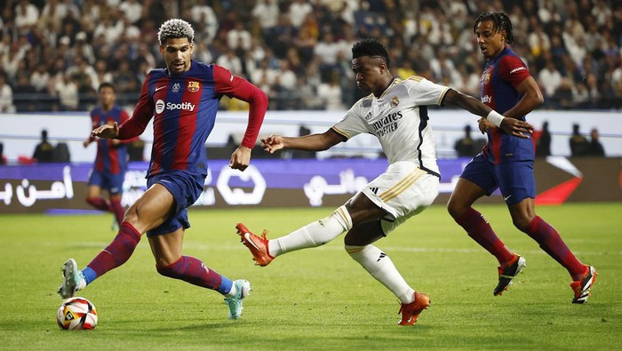Real Madrid tampil sebagai juara Piala Super Spanyol 2023. Los Blancos menang telak 4-1 atas Barcelona dengan tiga gol dari Vinicius Junior. Final Piala Super Spanyol antara Real Madrid vs Barcelona digelar di King Saud University, Senin (15/1/2024) dini hari WIB. Tempo tinggi langsung terlihat selepas sepak mula.