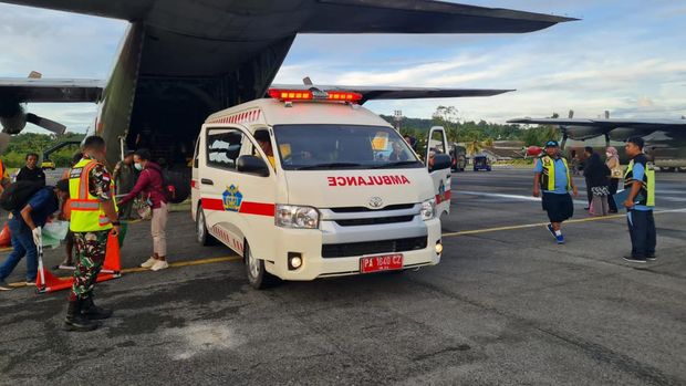prajurit-tni-au-mengevakuasi-warga-di-distrik-wamena-papua-pegunungan-yang-mengalami-sakit-kulit-langka-ke-rsud-di-malang-meng-1_169 prajurit-tni-au-mengevakuasi-warga-di-distrik-wamena-papua-pegunungan-yang-mengalami-sakit-kulit-langka-ke-rsud-di-malang-meng-1_169