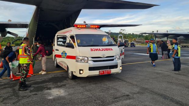 Prajurit TNI AU mengevakuasi warga di Distrik Wamena, Papua Pegunungan, yang mengalami sakit kulit langka ke RSUD di Malang menggunakan pesawat Hercules C-130 / A-1323. (dok Puspen TNI)