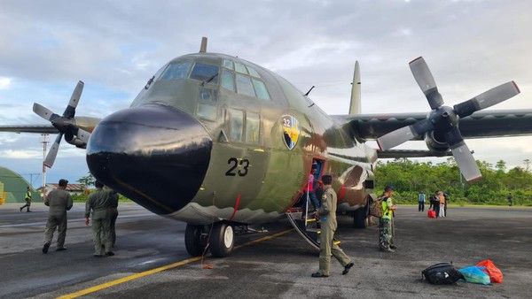 Prajurit TNI AU mengevakuasi warga di Distrik Wamena, Papua Pegunungan, yang mengalami sakit kulit langka ke RSUD di Malang menggunakan pesawat Hercules C-130 / A-1323. (dok Puspen TNI)