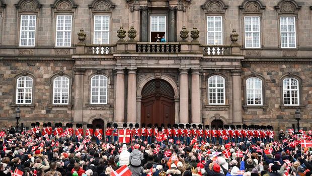 Danish King Frederik X's addresses the crowd after a declaration of his accession to the throne by the Danish prime minister from the balcony of Christiansborg Palace as the Royal Life Guards stands in Copenhagen, Denmark on January 14, 2024. Denmark turned a page in its history on January 14 as Queen Margrethe II abdicated the throne and her son became King Frederik X, with more than 100,000 Danes turning out for the unprecedented event. (Photo by Jonathan NACKSTRAND / AFP)