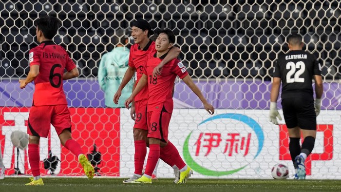 South Koreas Lee Kang-in, third left, celebrates with teammates after scoring his sides third goal during the Asian Cup Group E soccer match between South Korea and Bahrain at Jassim Bin Hamad Stadium in Doha, Qatar, Monday, Jan. 15, 2024. (AP Photo/Thanassis Stavrakis)