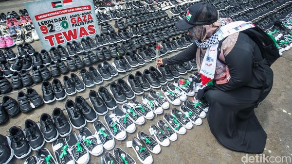 Ribuan Sepatu Anak Mejeng di Depan Kedubes AS, Ada Apa?